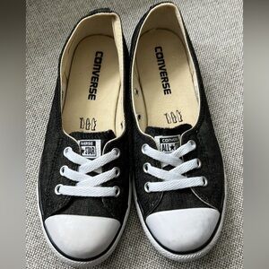 Women’s Converse Sneakers size 6